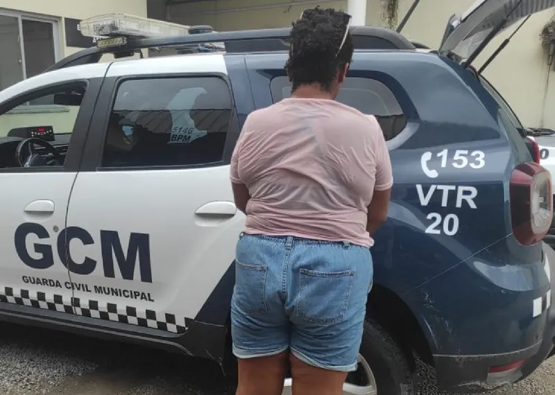 Flagra de furto em loja no Centro de Linhares. Mulher é detida e travesti escapa