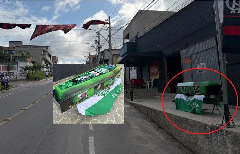 Caixão chama a atenção em calçada de Linhares, e está caracterizado de Palmeiras