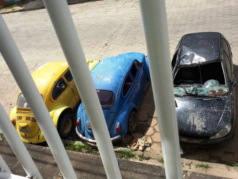 Carros velhos causam problemas no bairro Shell