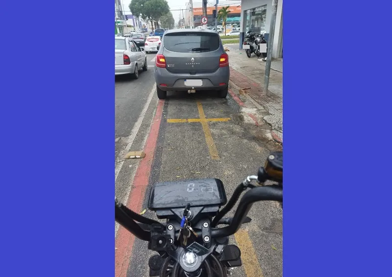 Ciclovia obstruída por dois carros em Linhares. Leitor reclama