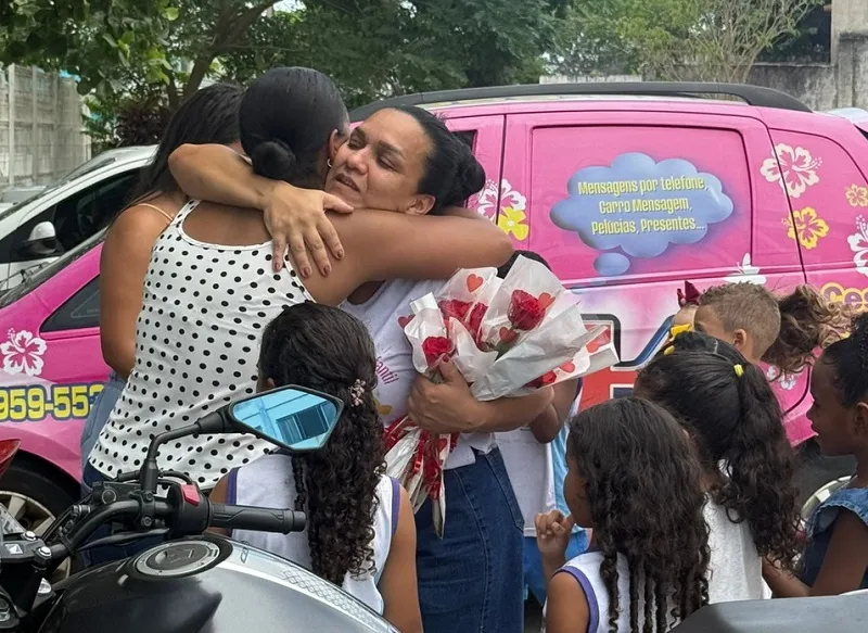 Professora chora ao receber homenagem em escola de Linhares