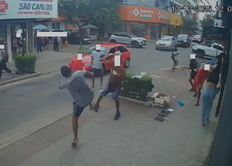 Briga generalizada com voadora e tudo no Centro de Linhares
