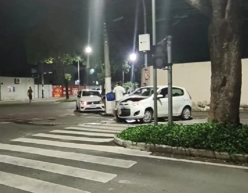 Carros colidem em esquina do bairro Shell, Linhares