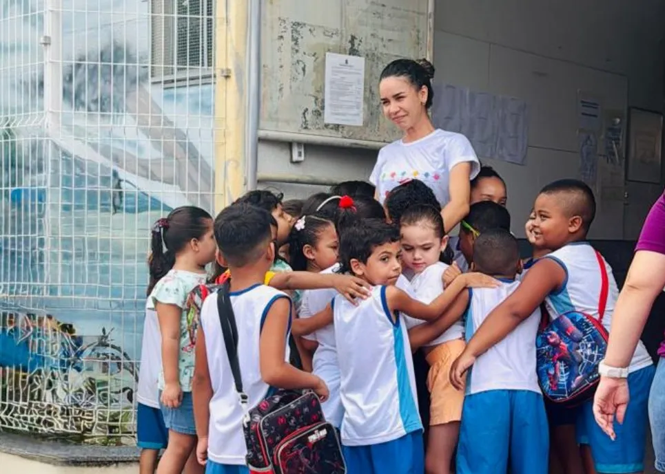 Professora ‘se desmancha’ em lágrimas durante homenagem em Linhares