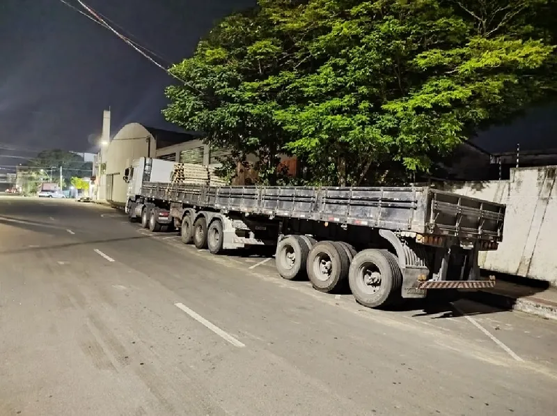 Carretona vira motel de andarilhos, e ocupar (muitas) vagas em Linhares