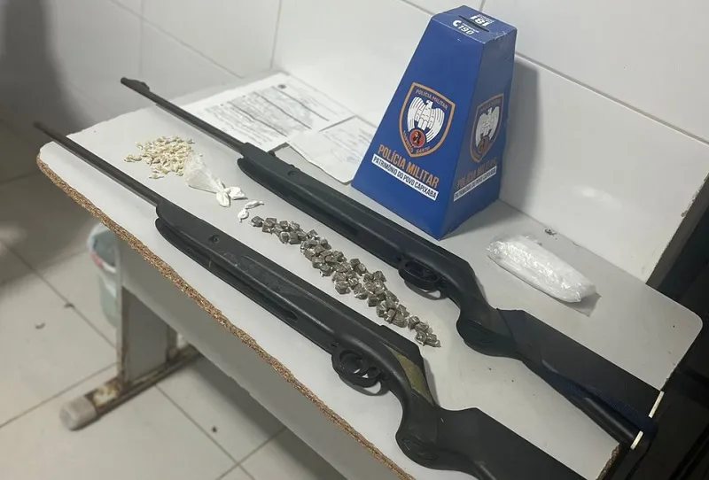 Godzila e comparsa escapam, mas PM apreende armas e drogas em Linhares