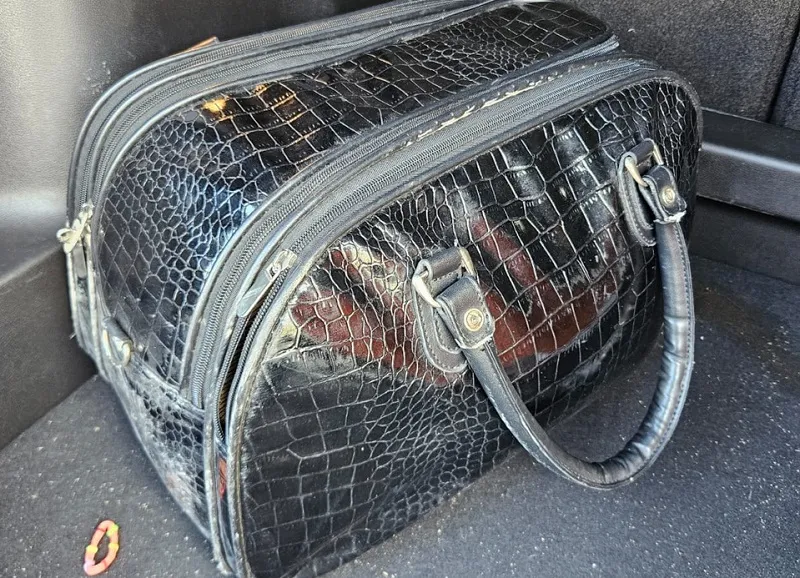 Leitor encontra bolsa cheinha de roupas na Estrada do Pontal, Linhares