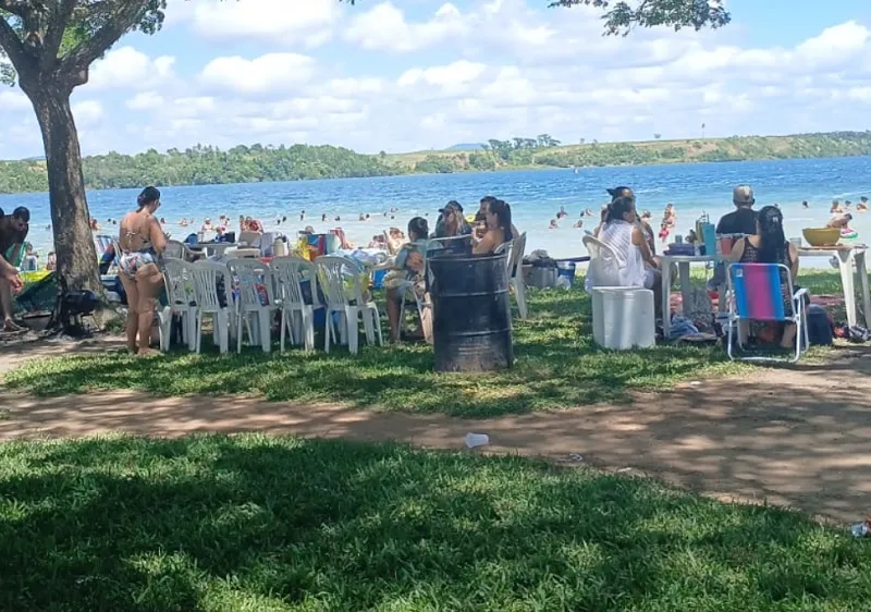 Calorão: Praias e lagoas lotadas em Linhares no último fim de semana de 2025