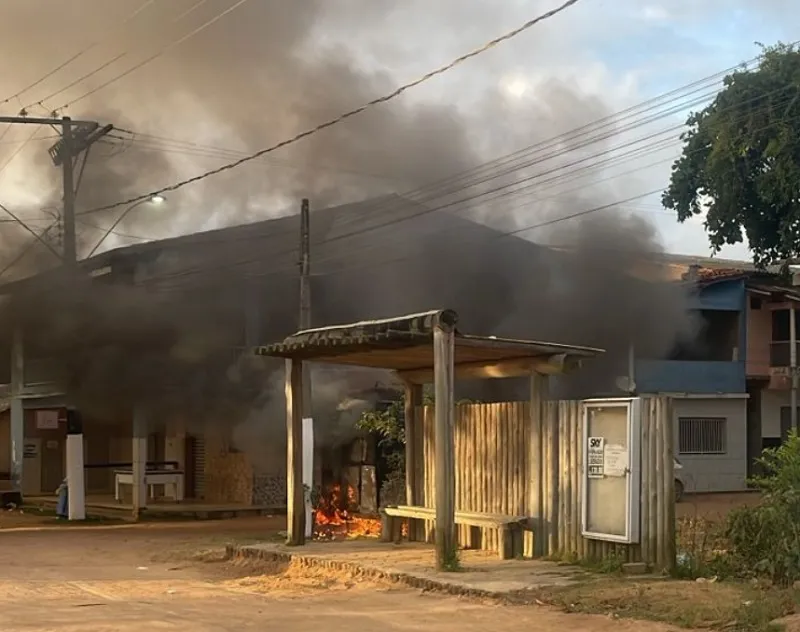 Trailer é destruído pelo fogo em Regência. Comunidade se une para ajudar a dona