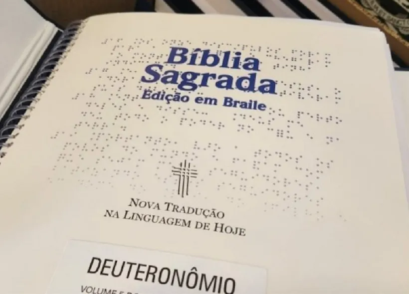 Bíblia em braile e completa na Biblioteca Pública de Linhares