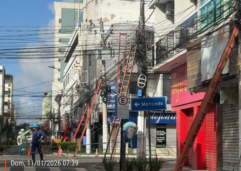 Amaranhado de fios e cabos retirados de postes em Linhares