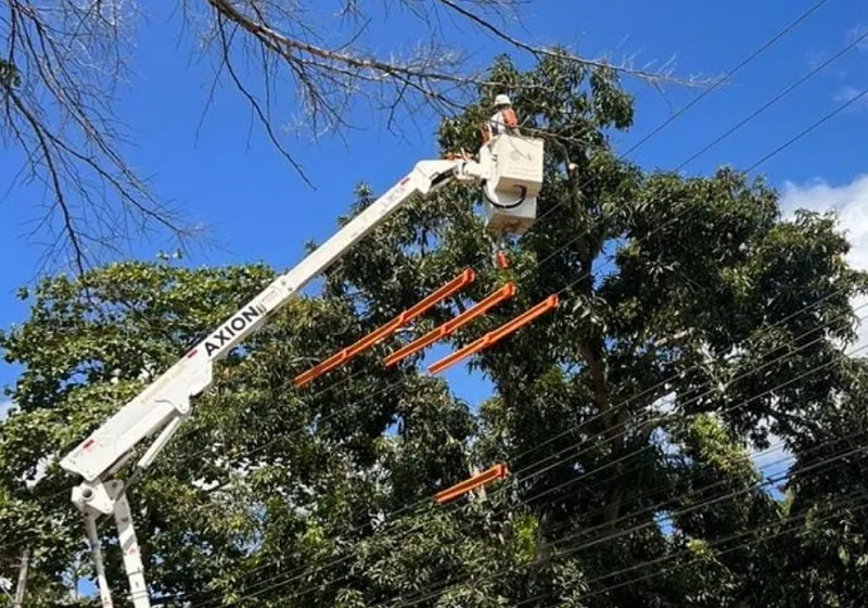 Melhorias na rede elétrica em Nova Venécia, e em regime Linha Viva
