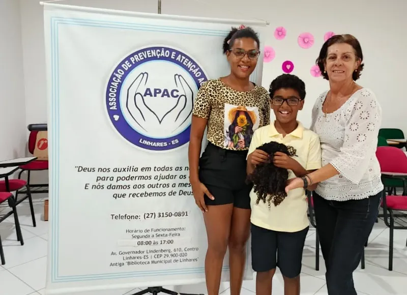 “Cresce de novo, e doarei outra vez”, diz garotinho ao entregar cabelo na APAC Linhares
