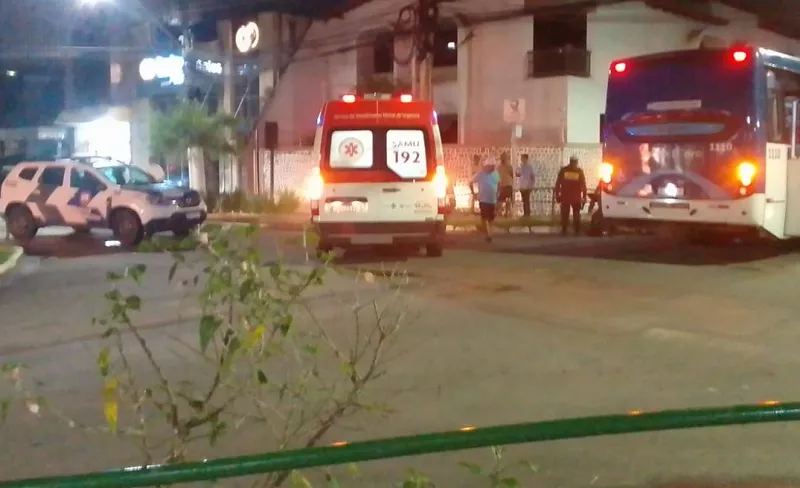 Condutor de moto ferido em acidente com ônibus no Centro de Linhares
