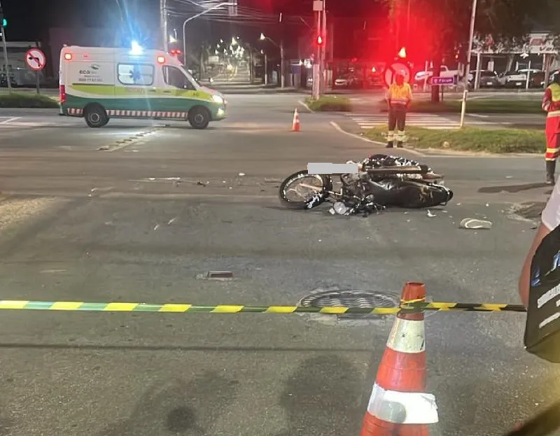João Paulo morre em acidente de moto em Linhares. Motorista de caminhão fugiu