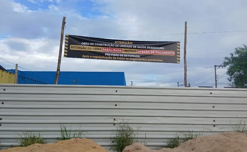 Placa sobre obra chama a atenção em Linhares. Dizeres falam de paralisação