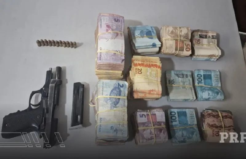 R$ 40 mil e arma apreendidos pela PRF na BR-101. Condutor foi preso