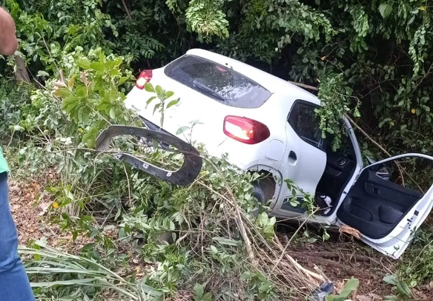 Carro vai parar na lateral de rodovia sem acostamento em Linhares