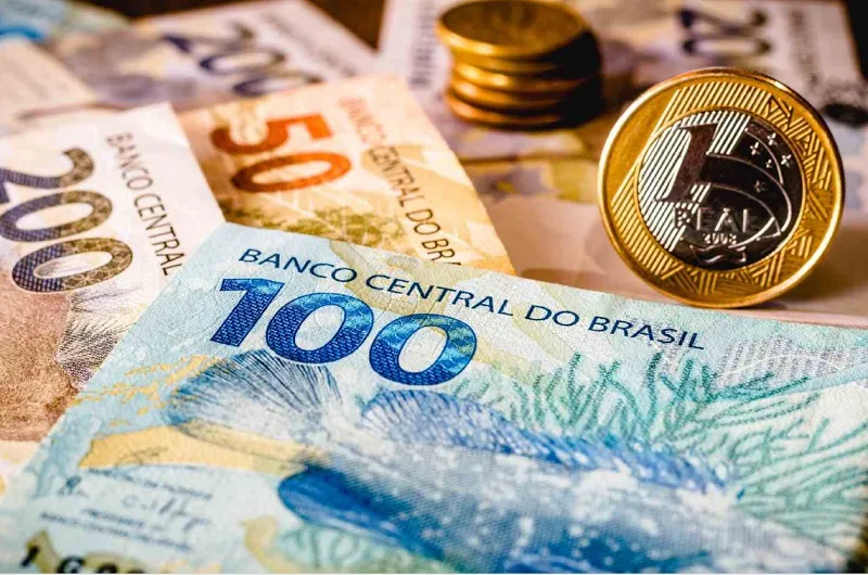Mais da metade dos trabalhadores do Brasil não consegue chegar até o final do mês com o salário na conta