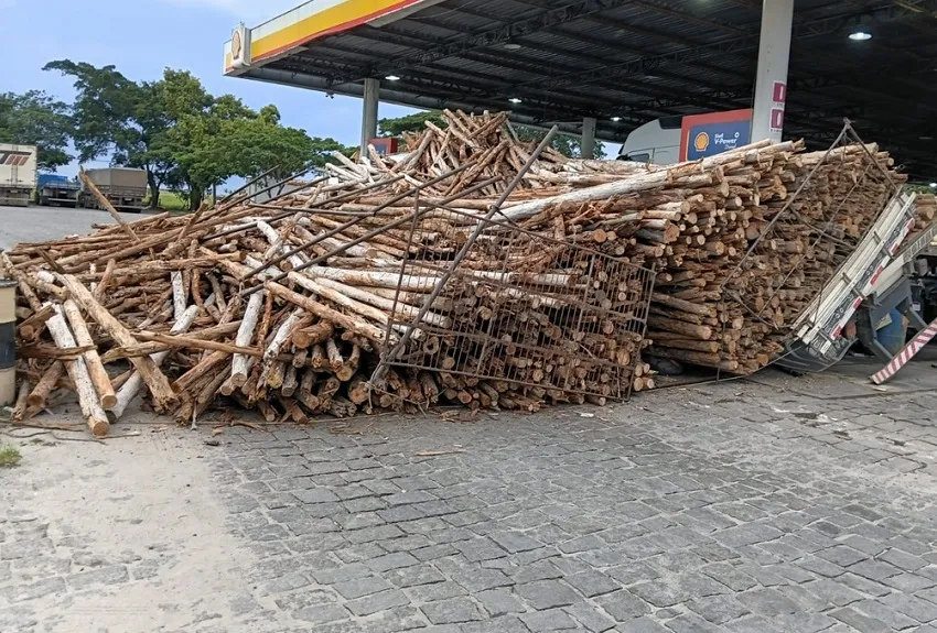 Carga despenca de veículo no pátio de posto de combustíveis em Linhares