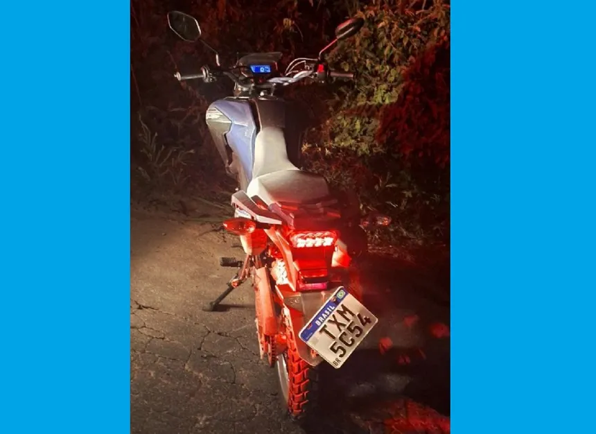 Homem bate moto roubada em viatura da PRF em Linhares