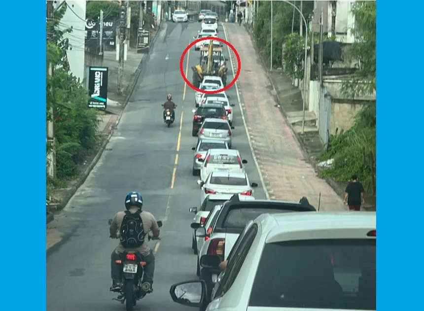 Até trator enfrenta perrengue em acesso congestionado até a BR em Linhares