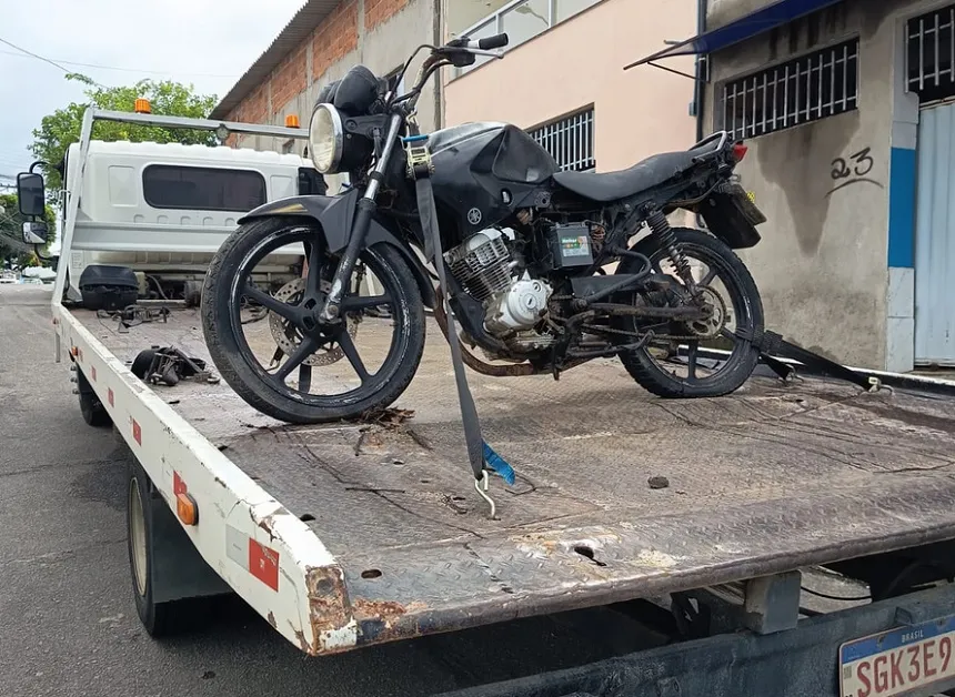 Moto estacionada levanta suspeita, e GCM constada que veículo era roubado