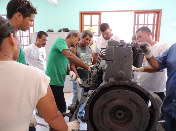 Projeto Rede Norte Capixaba: pescadores aprendem na prática a mexer com motores