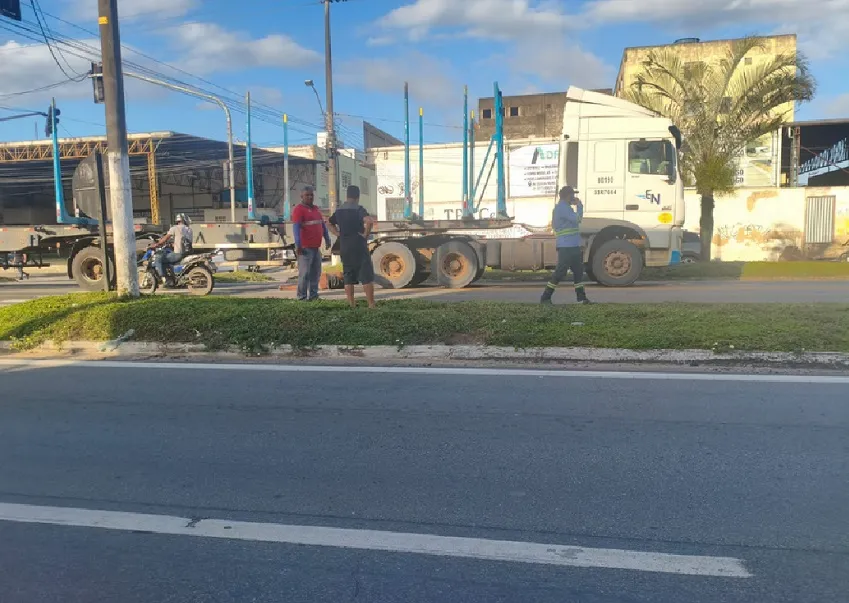 Acidente na BR-101, em Linhares. Homem caído sob carreta