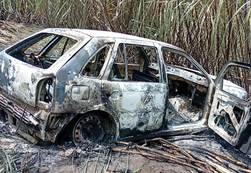 Mistério em Linhares: Carro amanhece incendiado em canavial