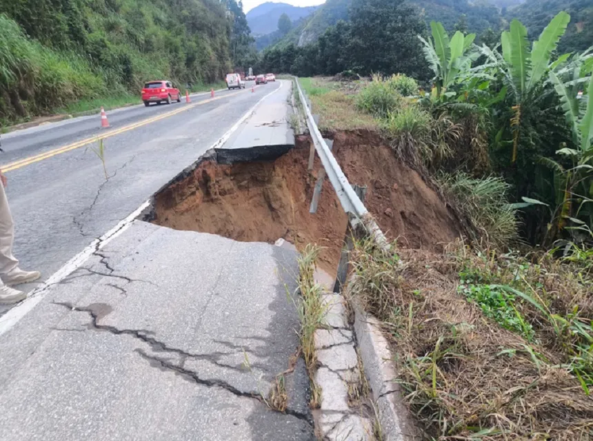 Erosão interdita BR-262 em Venda Nova do Imigrante, parcialmente
