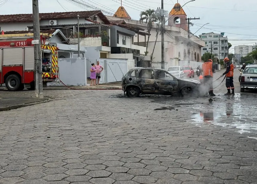 Incêndio destrói veículo no BNH, Linhares