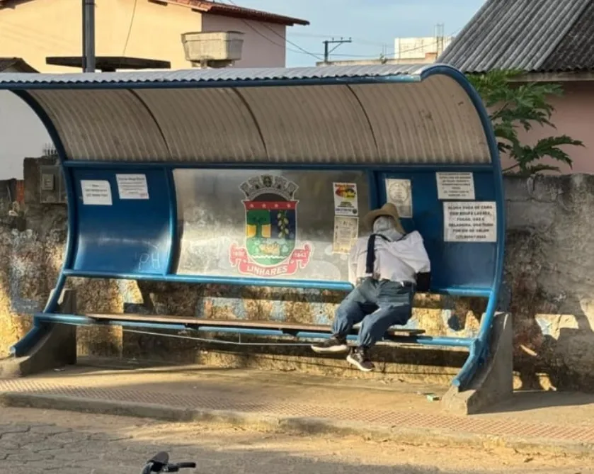 ‘Judas’ chama a atenção num abrigo de ônibus em Linhares