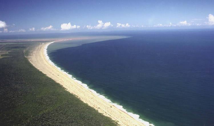 Regência de luto: surfista 'Pequeno' morre ao salvar colega do filho de afogamento 
