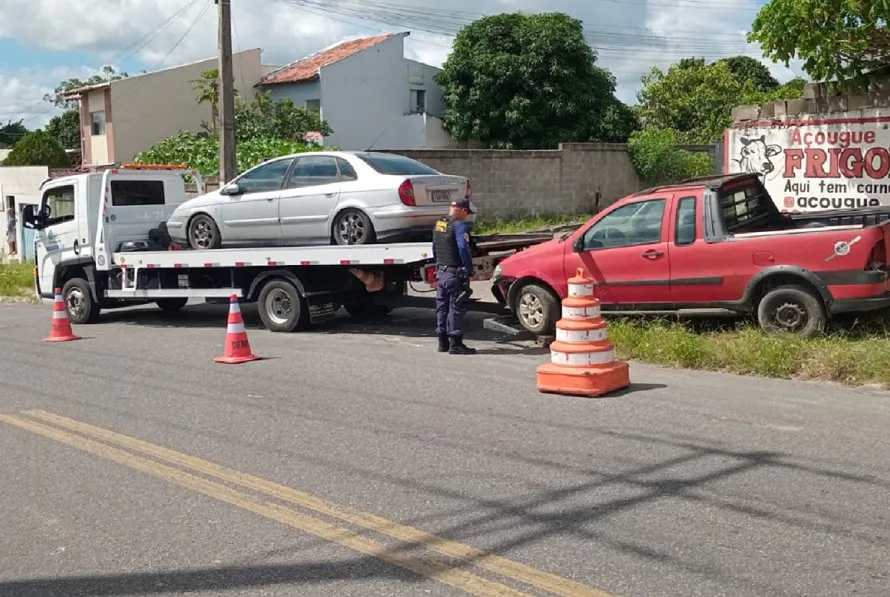10 veículos removidos durante operação em Linhares