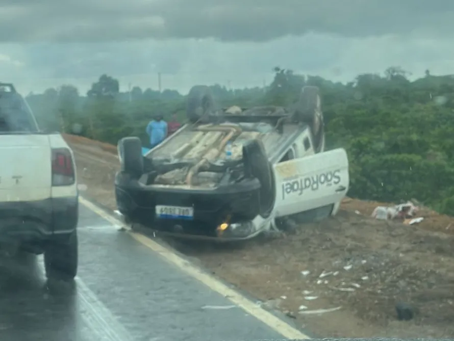 Carro capota e motorista é socorrido em Linhares, sentido Rio Bananal