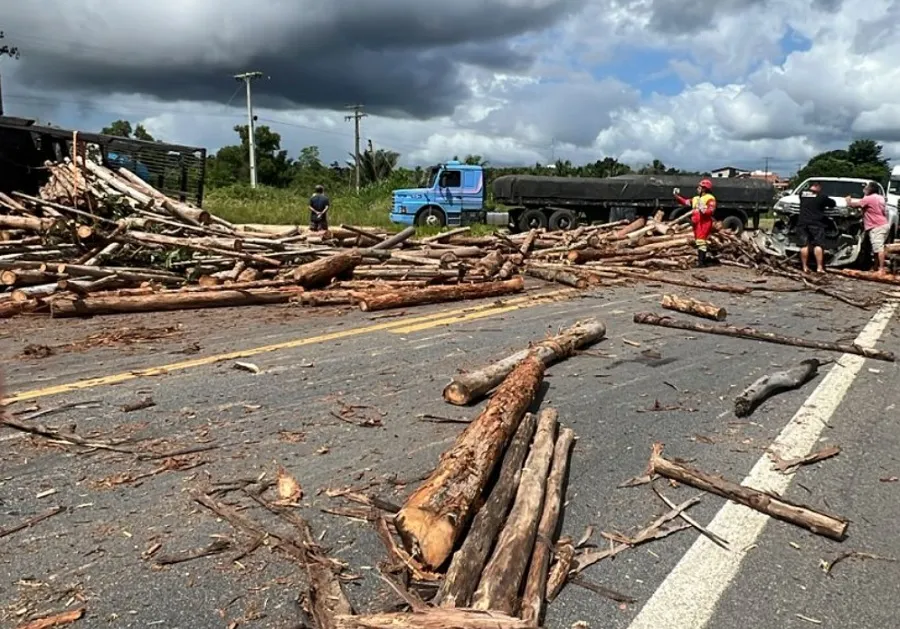 Acidente com carreta na BR-101 Norte na volta do feriado