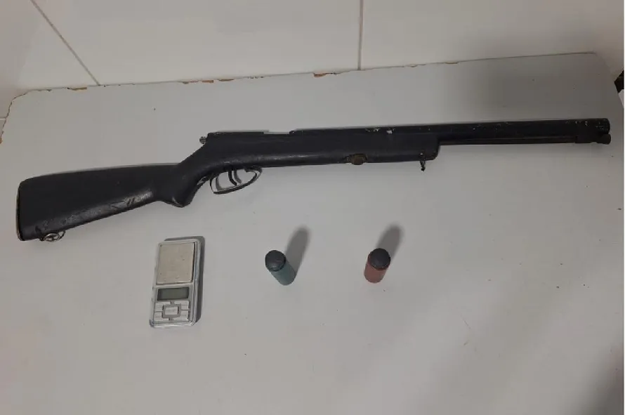 Apreensão de arma em Linhares. PM levou dois para a delegacia