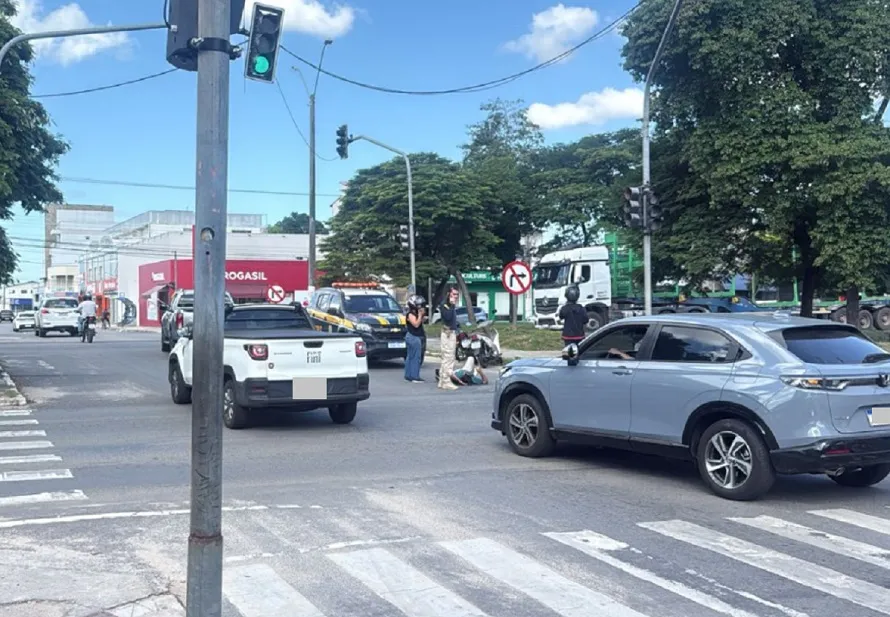 Motos colidem em cruzamento da BR-101, Linhares