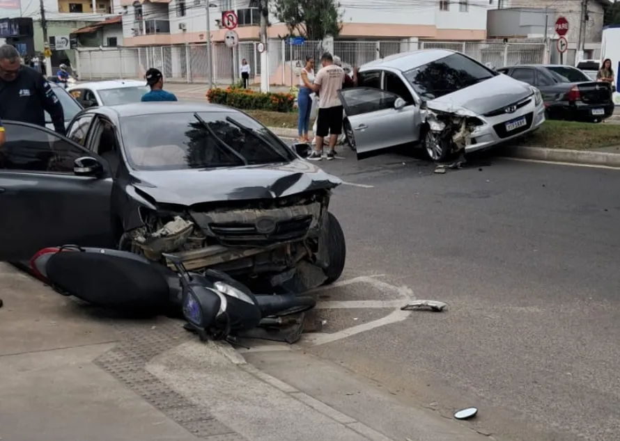 Acidente envolvendo carros e moto em cruzamento no Centro de Linhares