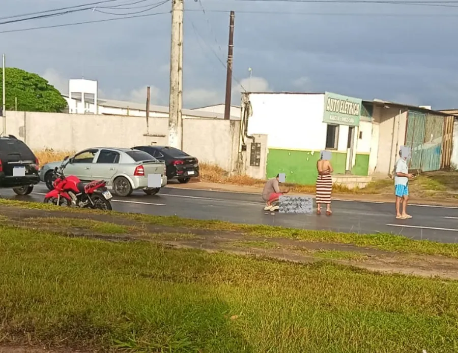 Motociclista estirado no asfalto em acidente na BR-101, Linhares