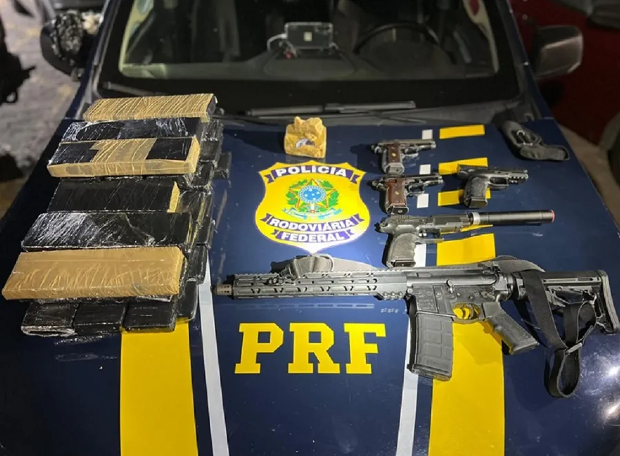 Onix lotado de drogas e armas abordado na BR-101, Serra