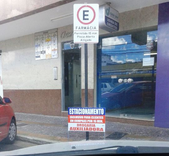 Pode isso? Placa de estacionamento chama a atenção no Centro de Linhares