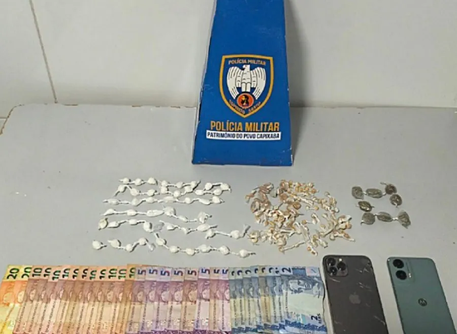 Pó do Aviso: Traficante esquece celular no muro, PM apreende drogas e o aparelho