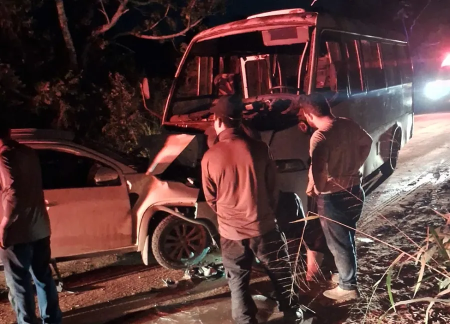 Colisão frontal entre micro-ônibus e carro deixa muitos feridos em Linhares