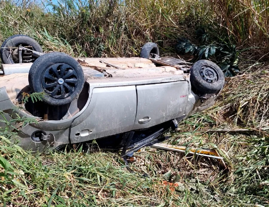 Carro capota diversas vezes no interior de Linhares