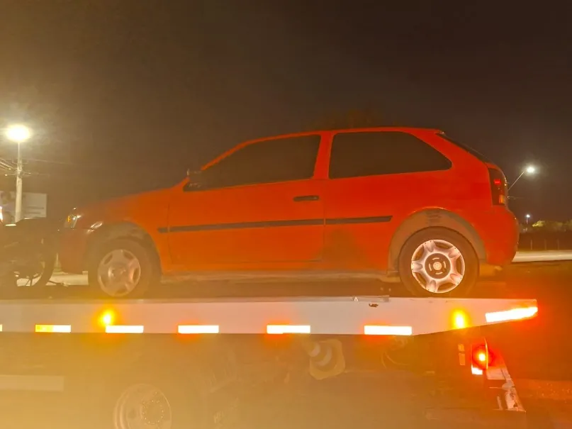 Carro nas calçadas, pedestres em risco em Linhares. GCM deteve condutor