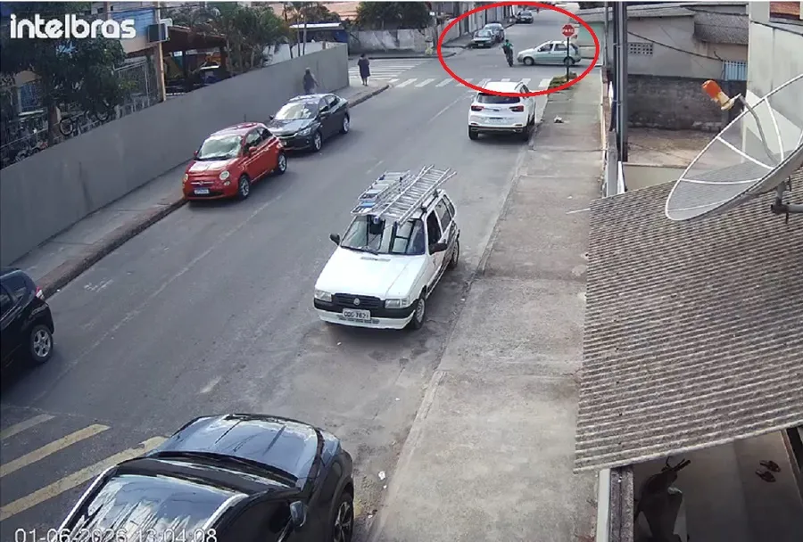 Colisão entre bike elétrica e carro em Linhares. Foi no Interlagos