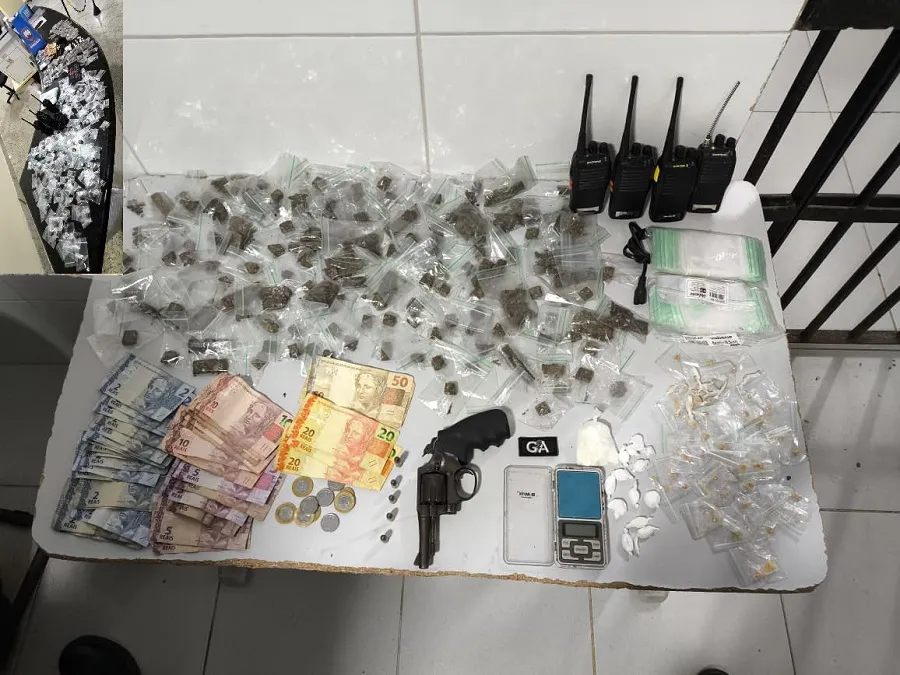 Balcão da 16ª lotado de drogas, e teve ‘fila indiana’