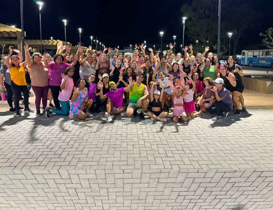 Alegria geral: Todo mundo se diverte no Socialização Através da Dança em Linhares